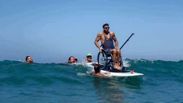 O Έλληνας παραολυμπιονίκης που δάμασε τα κύματα με το αναπηρικό του αμαξίδιο