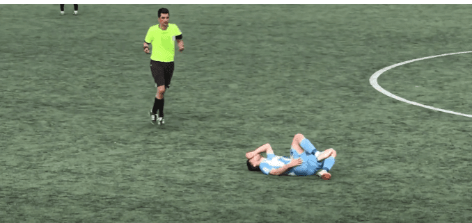 Ο διαιτητής τραυμάτισε ποδοσφαιριστή της Γεροσκήπου (video)