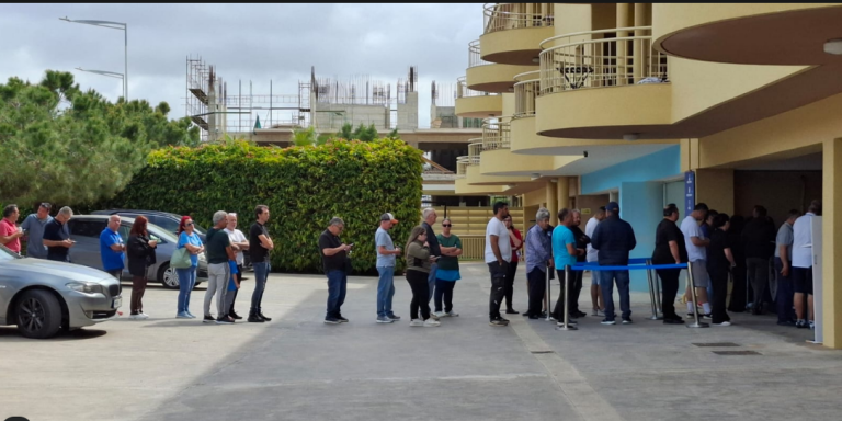Ουρές από τους ΠΑΦΙΤΕΣ στα εκδοτήρια για τα εισιτήρια του τελικού