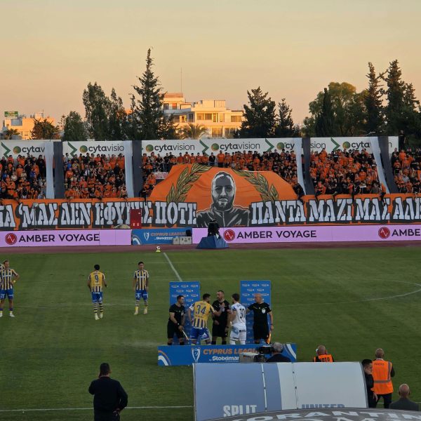 Πανό για τον Χαράλαμπο οι φίλοι του ΑΠΟΕΛ!